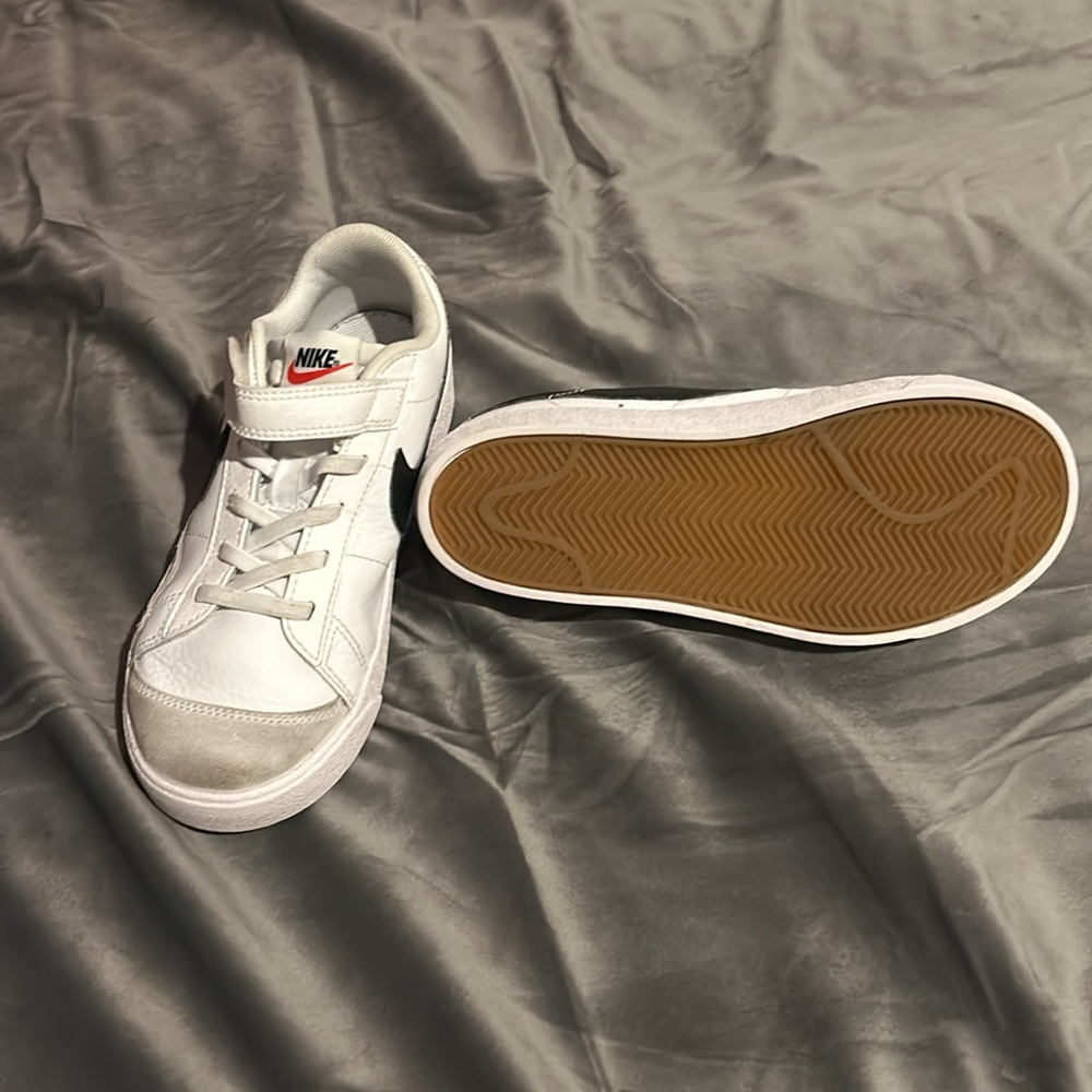 Nike low top sneakers velcrow - Picture 2 of 2